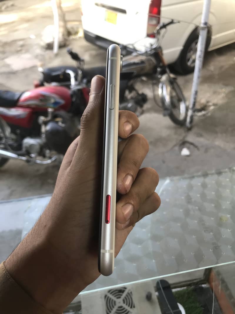 Apple iPhone XR 4