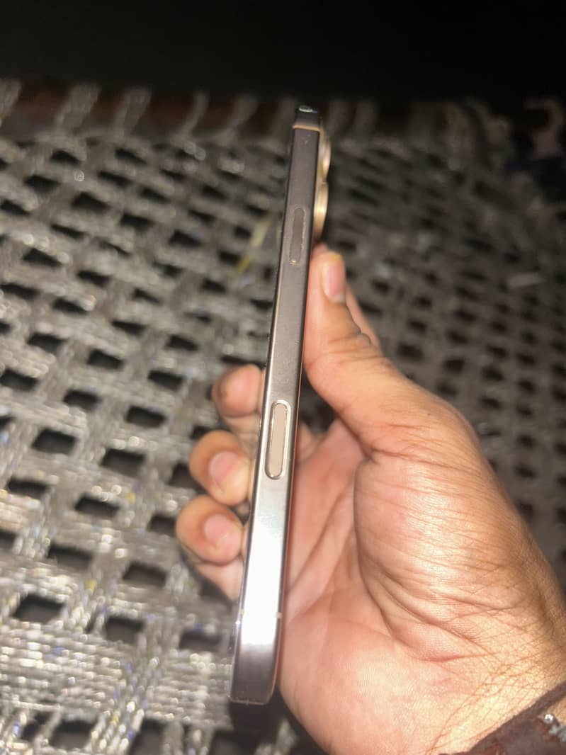 Apple iPhone 16 Pro Max 2