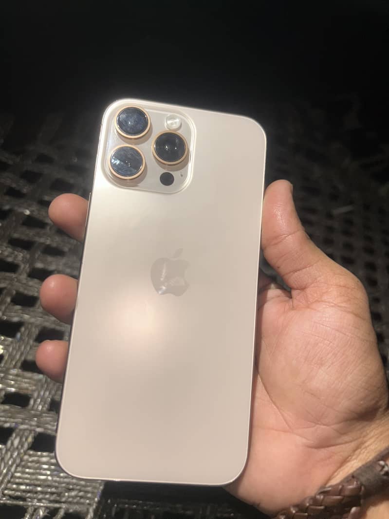 Apple iPhone 16 Pro Max 4