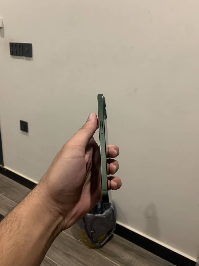 Apple iPhone 13 2