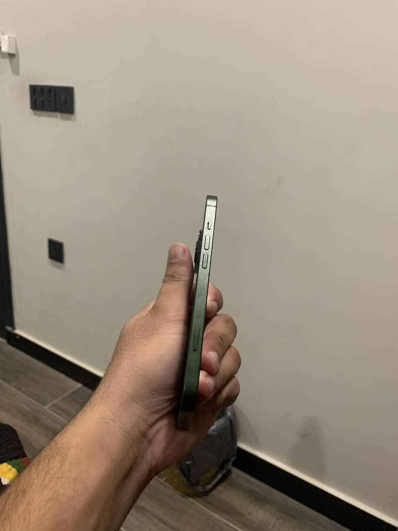 Apple iPhone 13 4