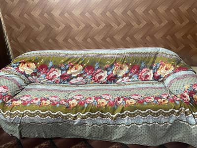 3 Seton wala sofa poshish wala ha foam b Thk hai shifting ki wajha s