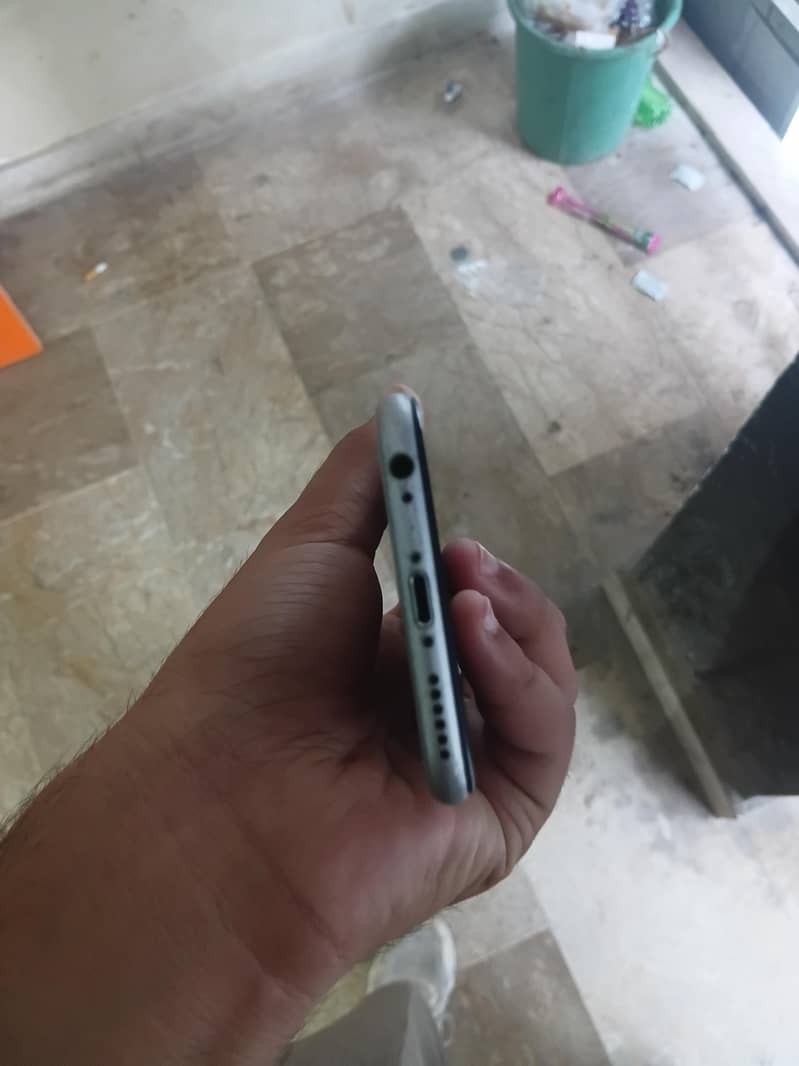 Apple iPhone 6S 4