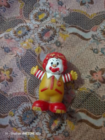 red color ka hai McDonald's company ka