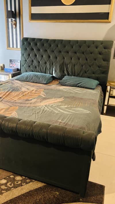 Pre-Loved Emerald Green Velvet Bed / King Size Tufted Sleigh Bed Fram