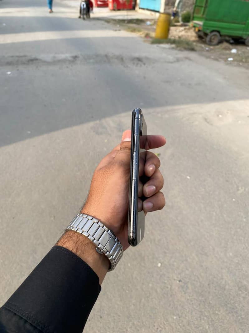 Apple iPhone X 4