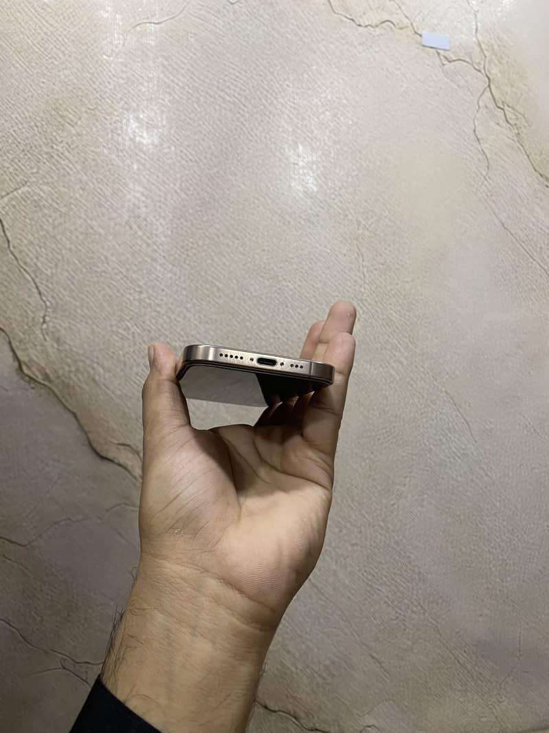 Apple iPhone 16 Pro 3