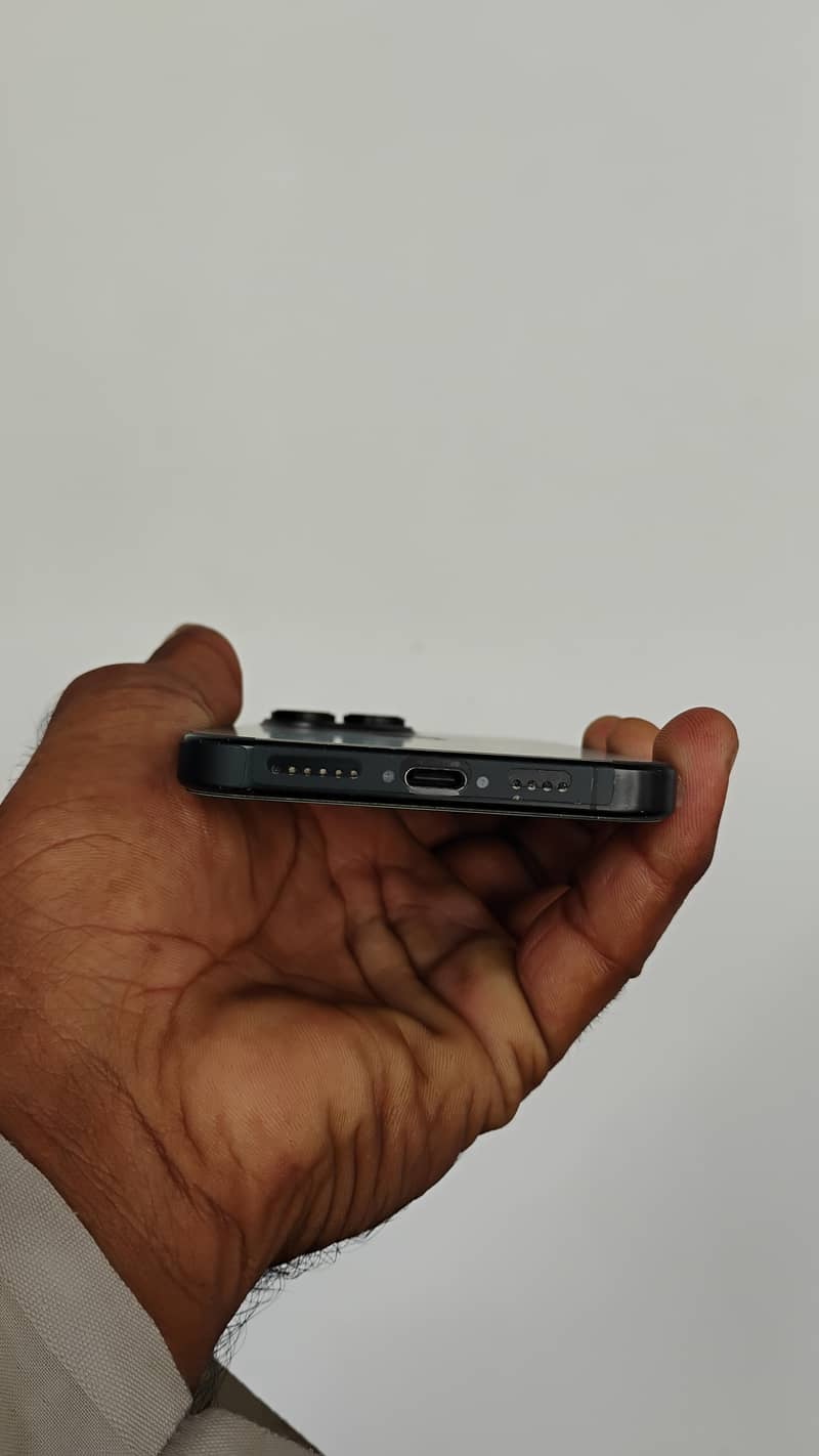 Apple iPhone 16 Pro Max 2