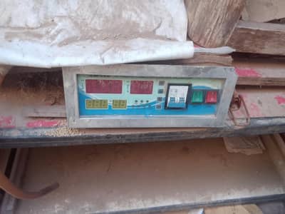 incubator used chalta h meter wagera dors b h trays b sab Kuch h