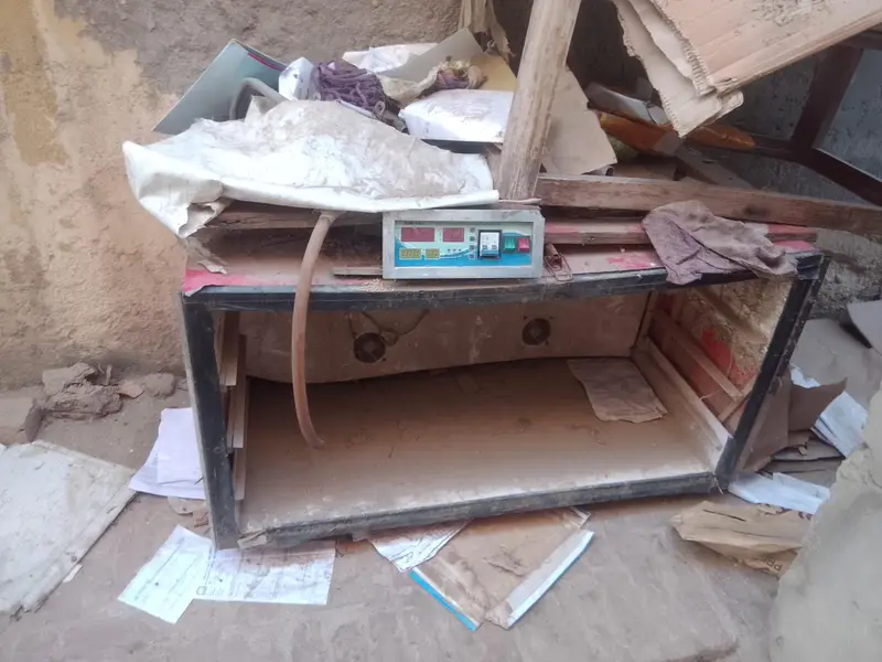 incubator used chalta h meter wagera dors b h trays b sab Kuch h — photo 2