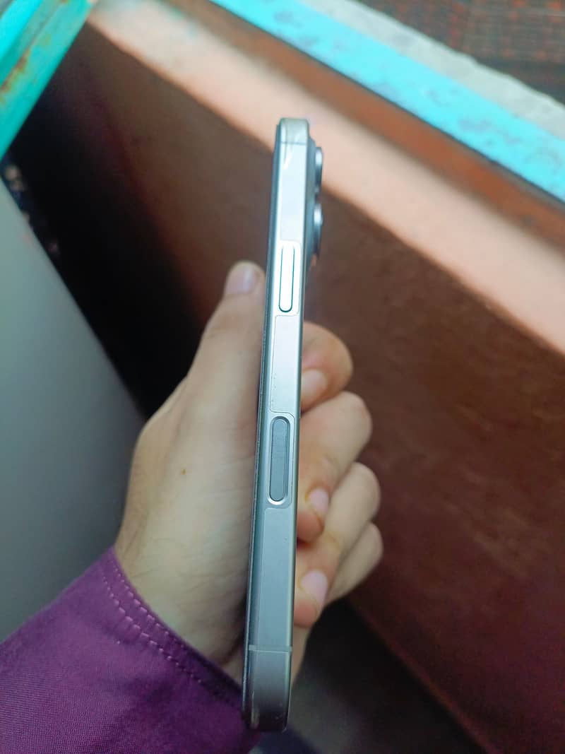 Apple iPhone 16 Pro 2