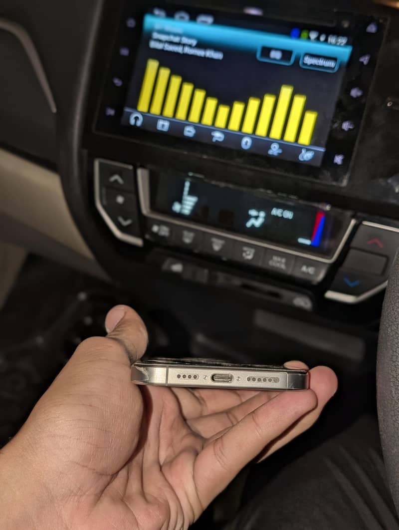 Apple iPhone 15 Pro Max 4