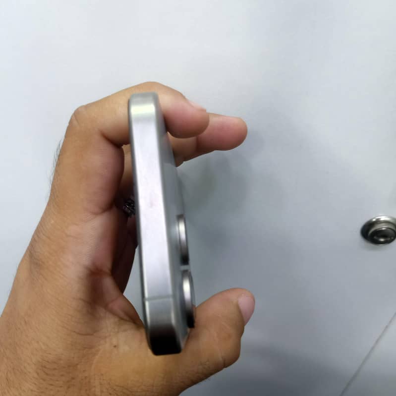 Apple iPhone 15 Pro Max 2