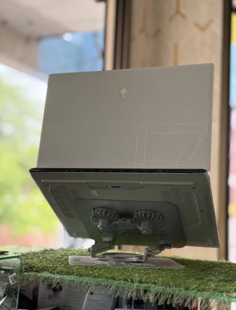 Alienware x17 R2 2