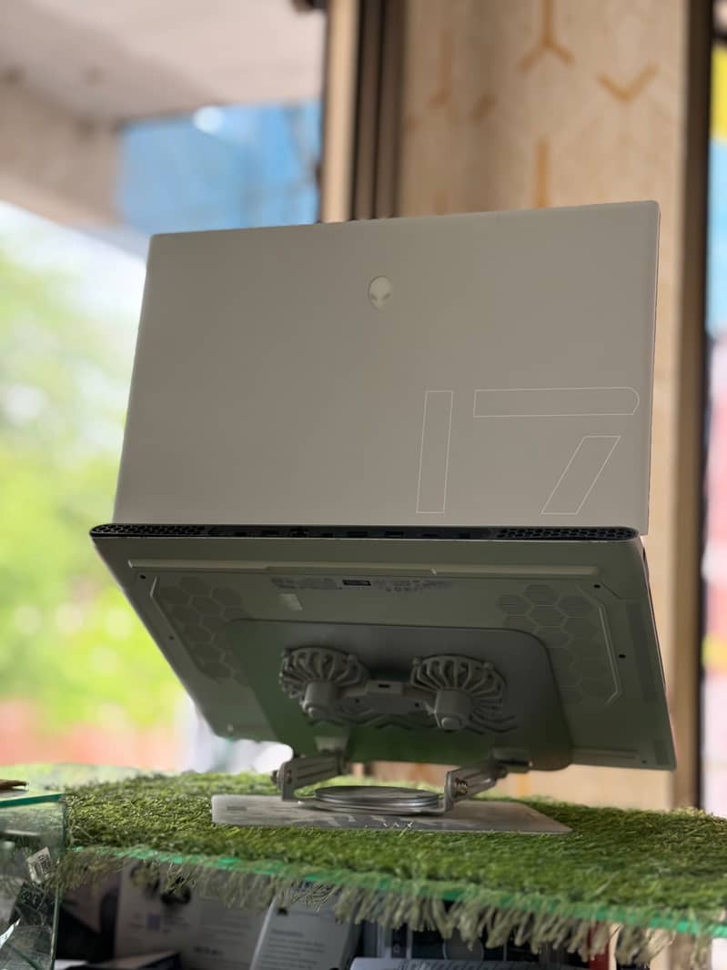 Alienware x17 R2 3
