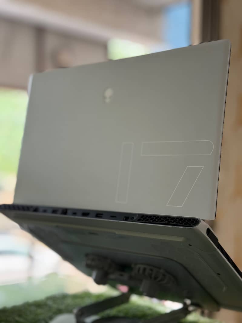 Alienware x17 R2 7