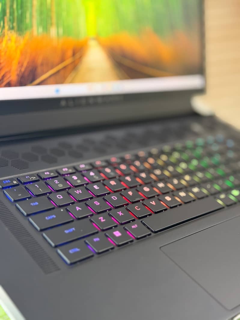 Alienware x17 R2 9