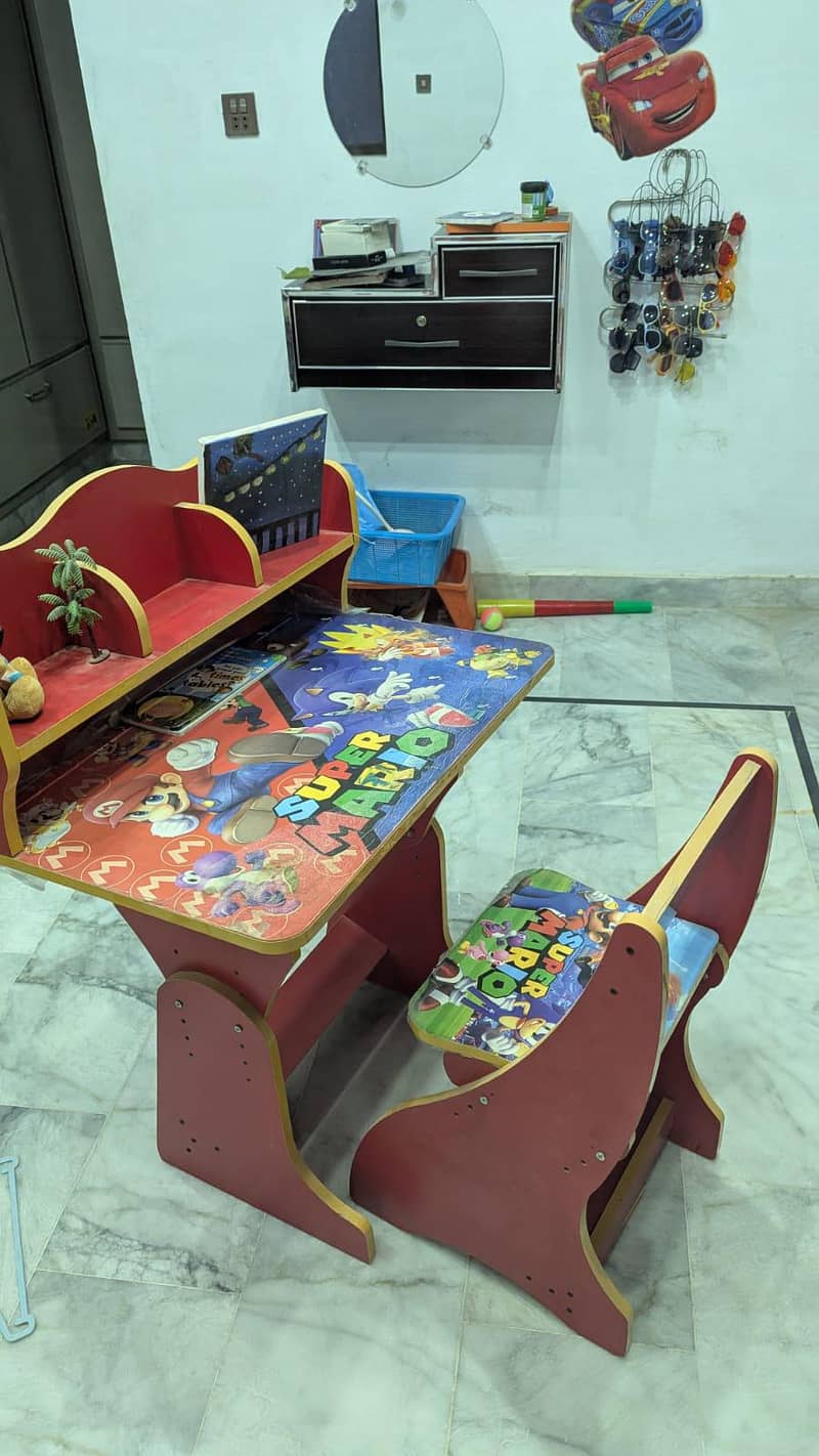 Study chair and Table 10/10 condition 2