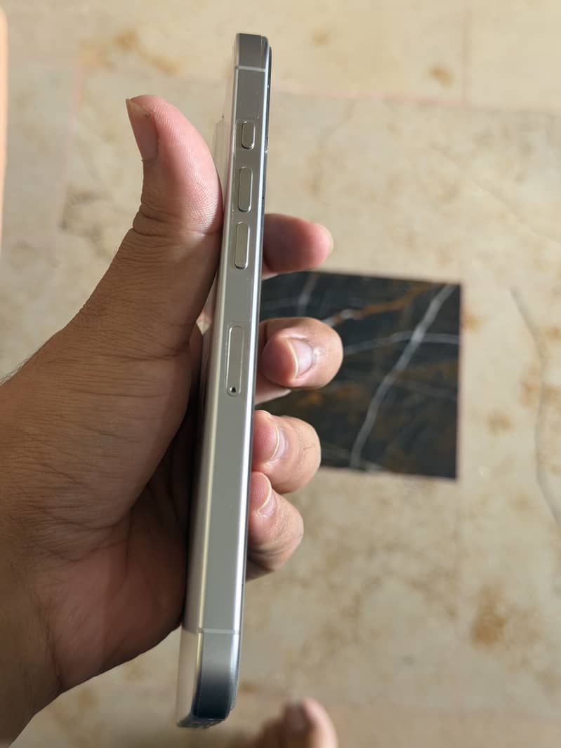 Apple iPhone 16 Pro Max 4