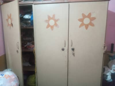 3 doors safe almari 1 door ka lock kharab ha baqi ok