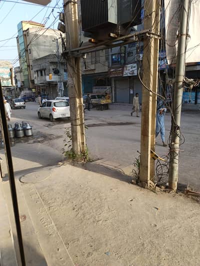 mere pass boutique k bahir main pe food stall k Liye jga available hai