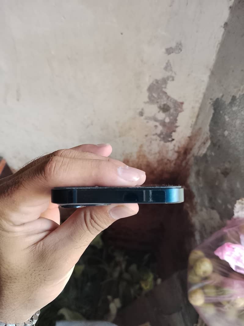 Apple iPhone 13 4