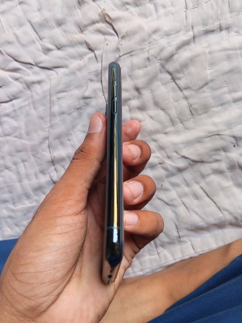 Apple iPhone 11 Pro 4
