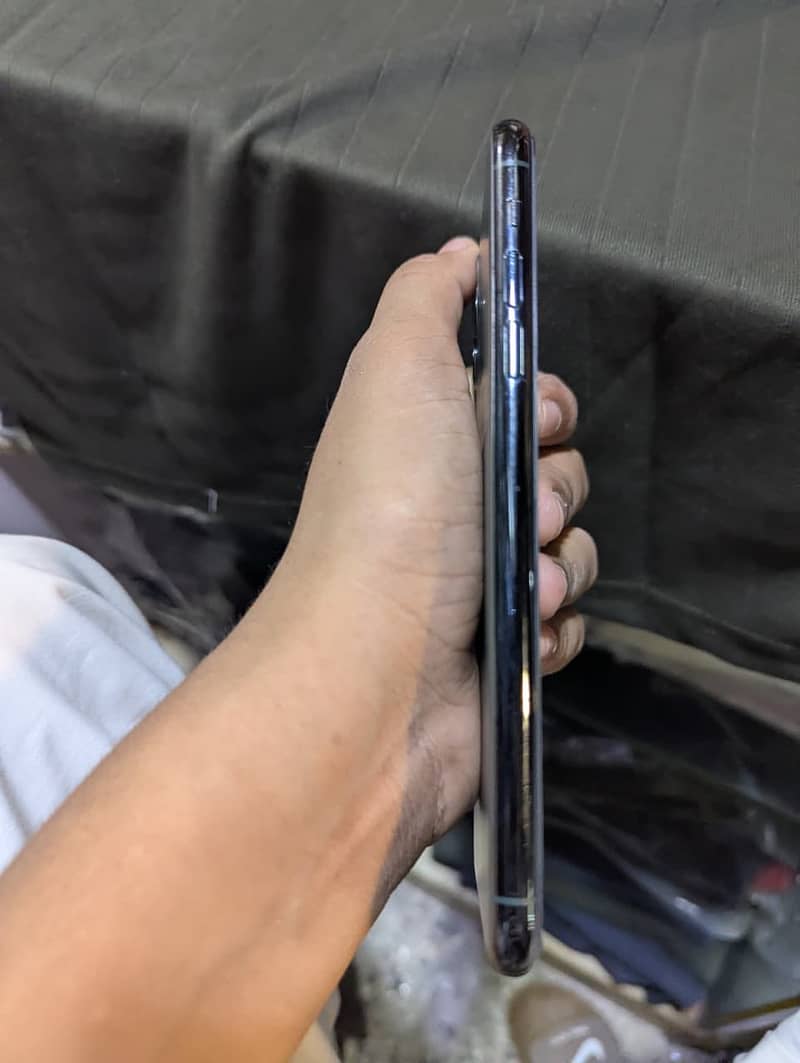 Apple iPhone 11 Pro Max 4
