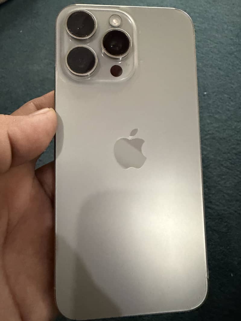 Apple iPhone 15 Pro Max 3
