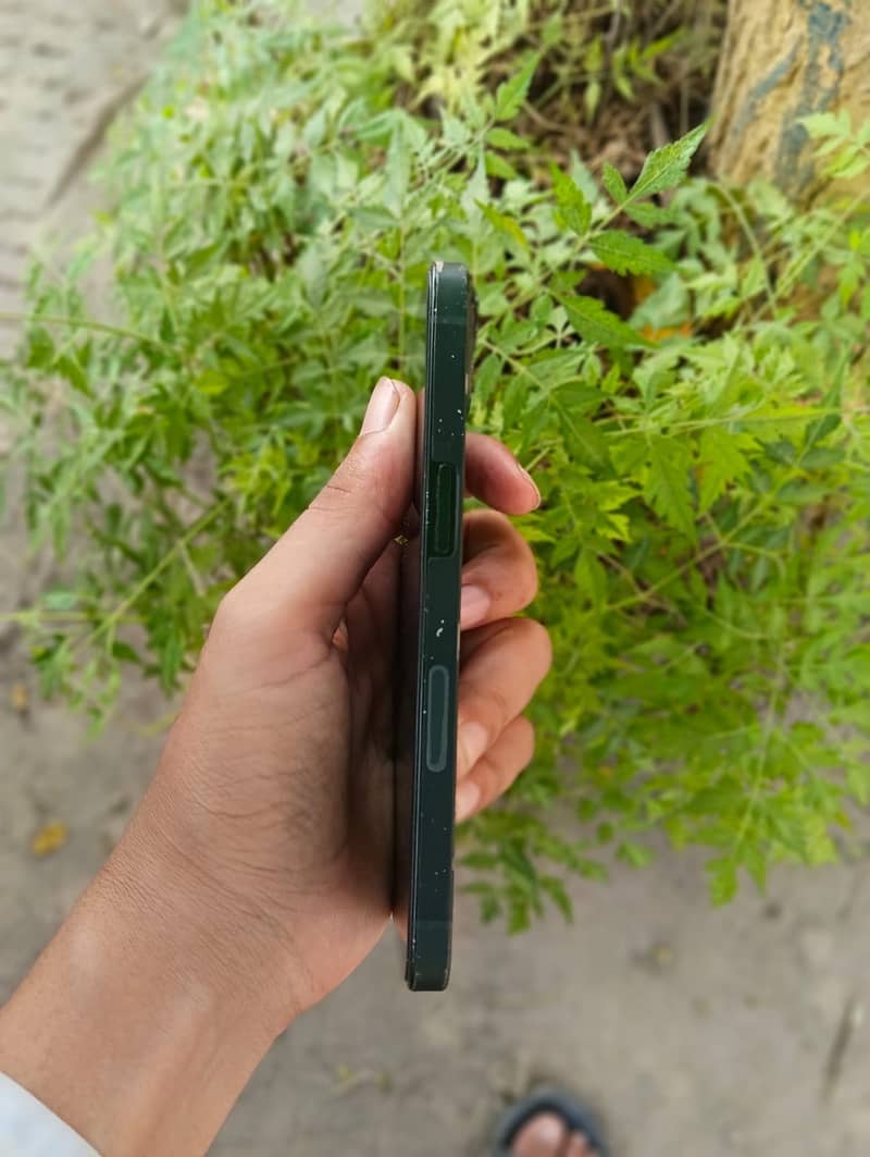 Apple iPhone 13 4
