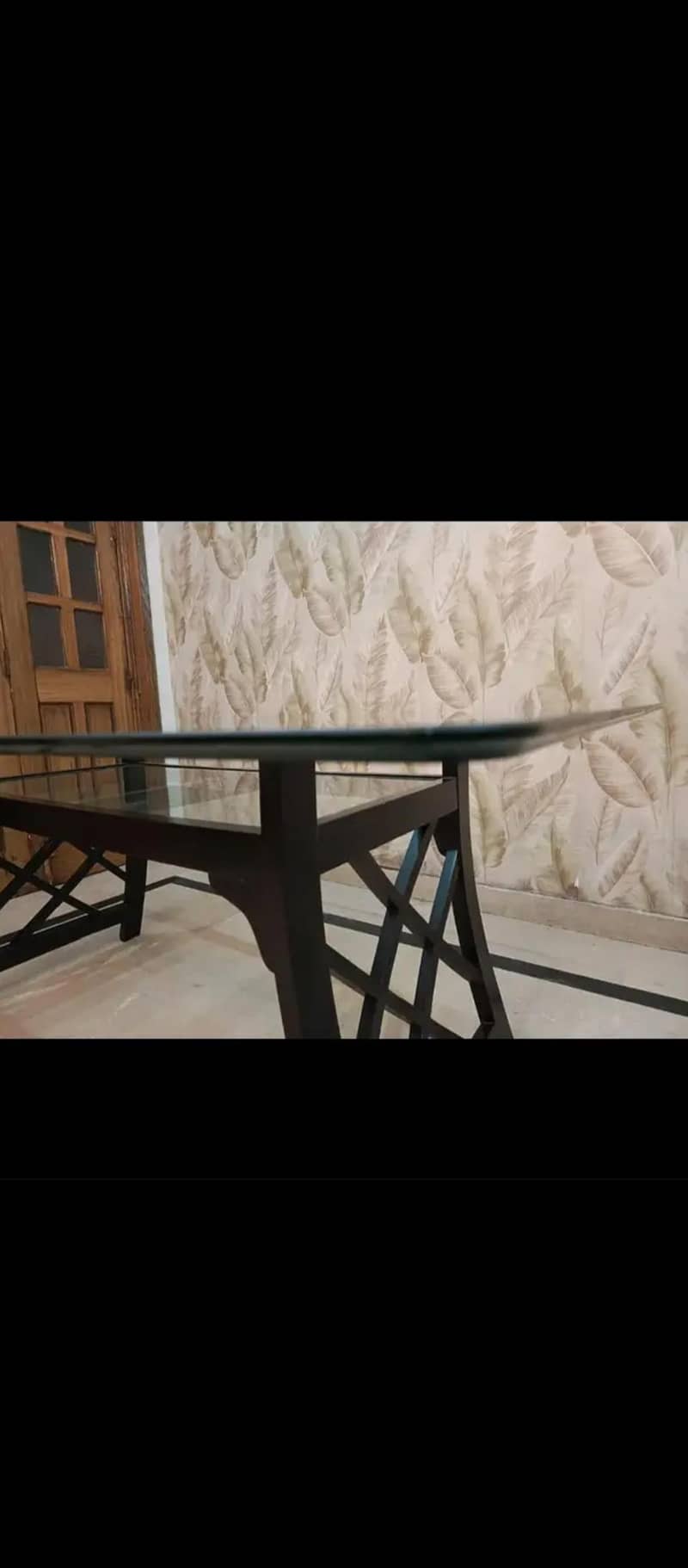 Dining table with 6 chairs. 1