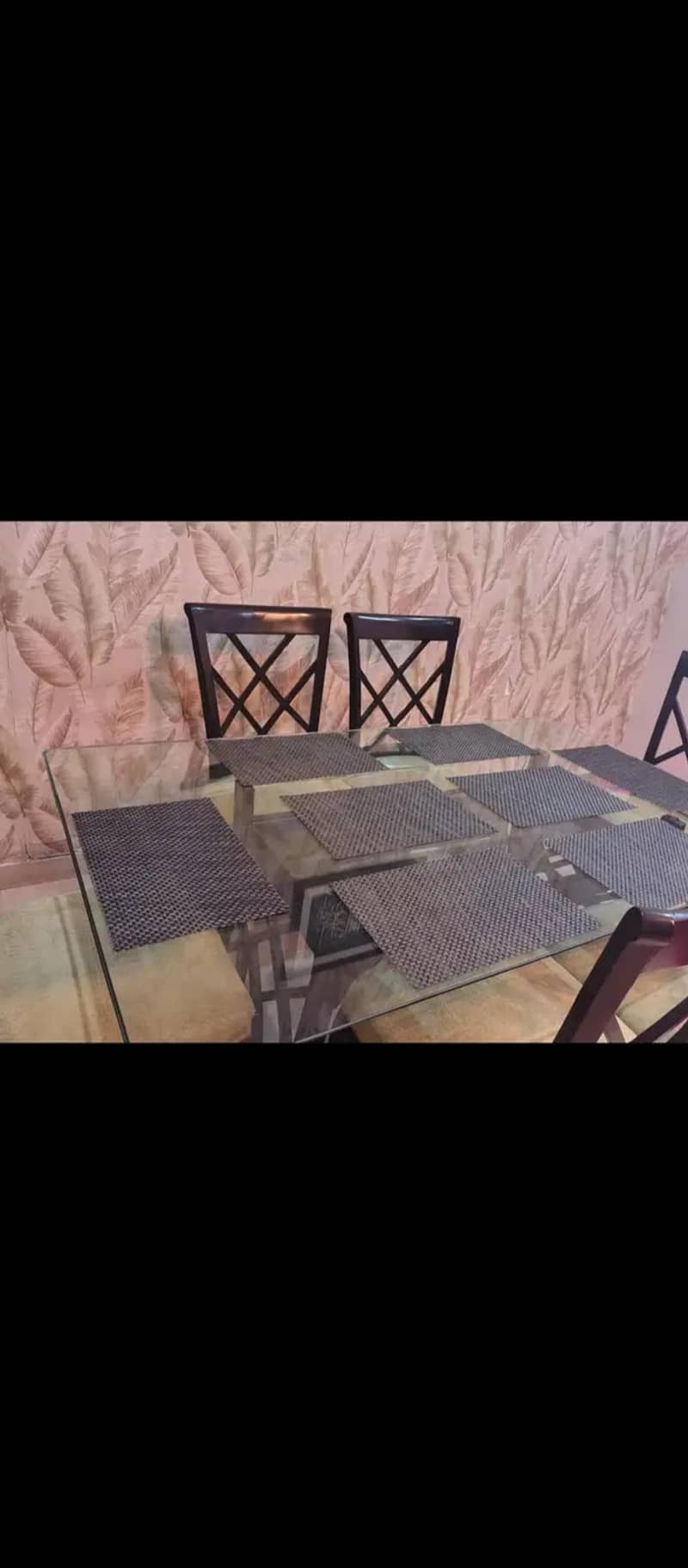 Dining table with 6 chairs. 2