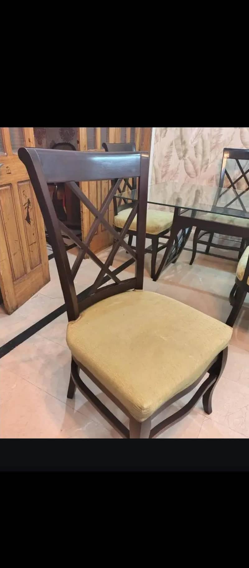 Dining table with 6 chairs. 4