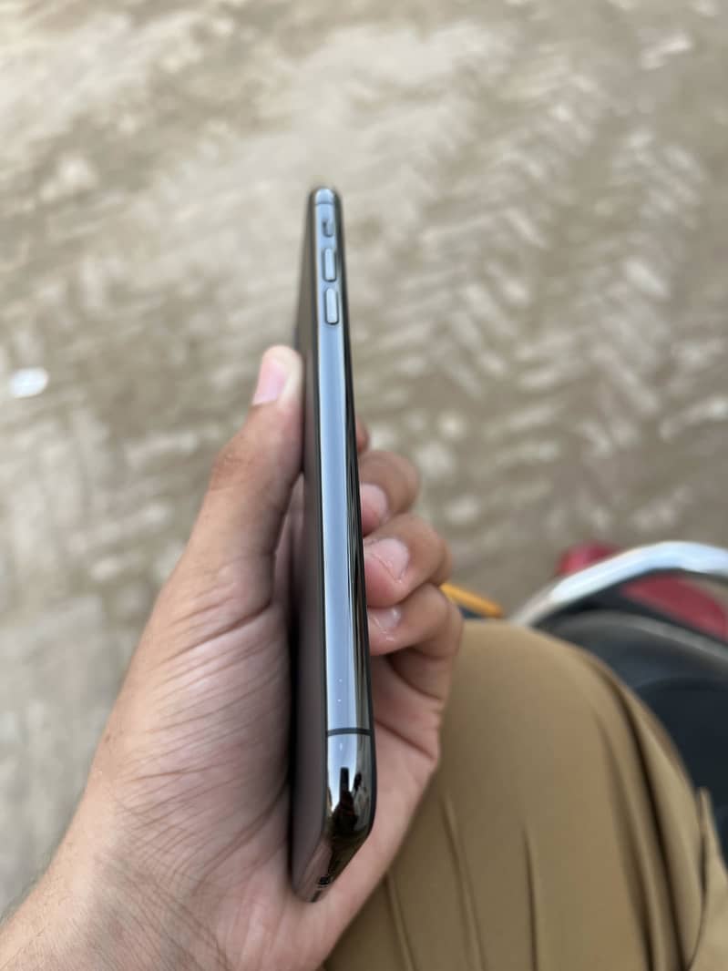 Apple iPhone 11 Pro Max 1