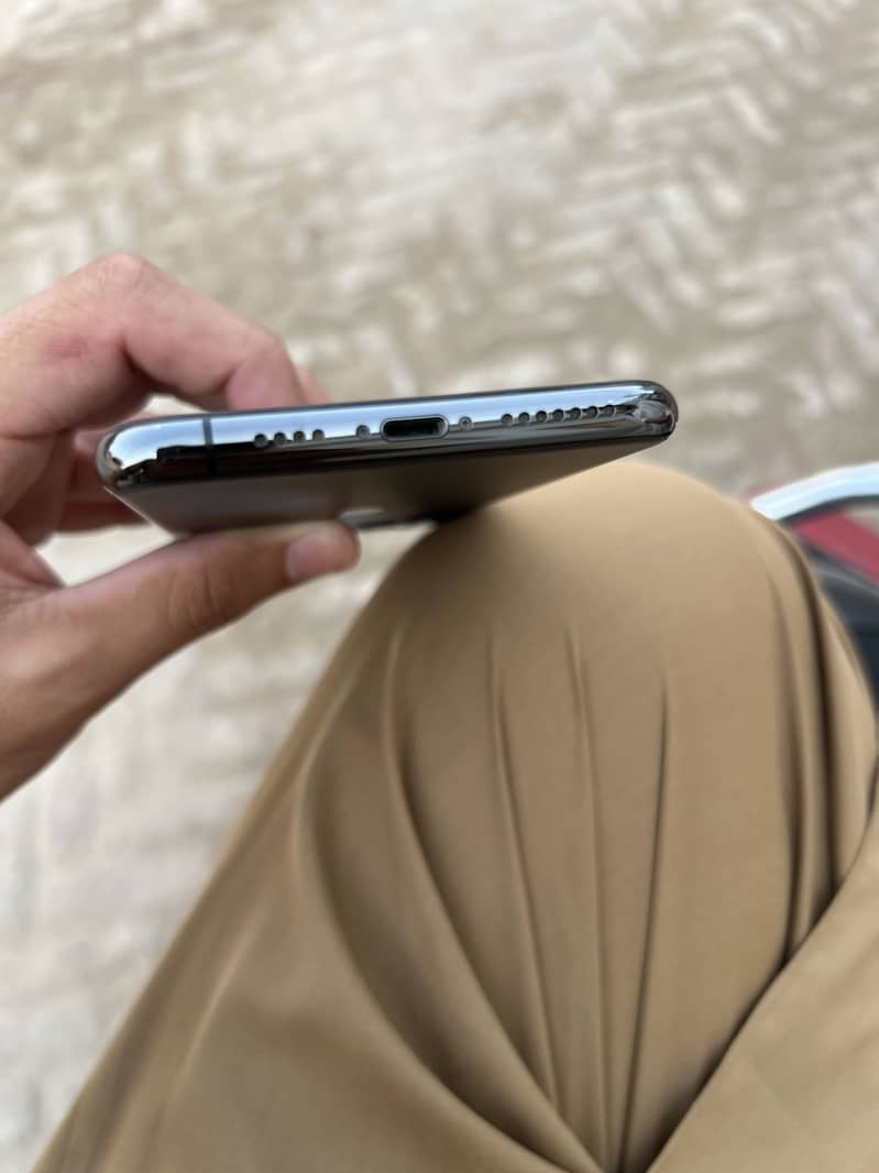 Apple iPhone 11 Pro Max 4
