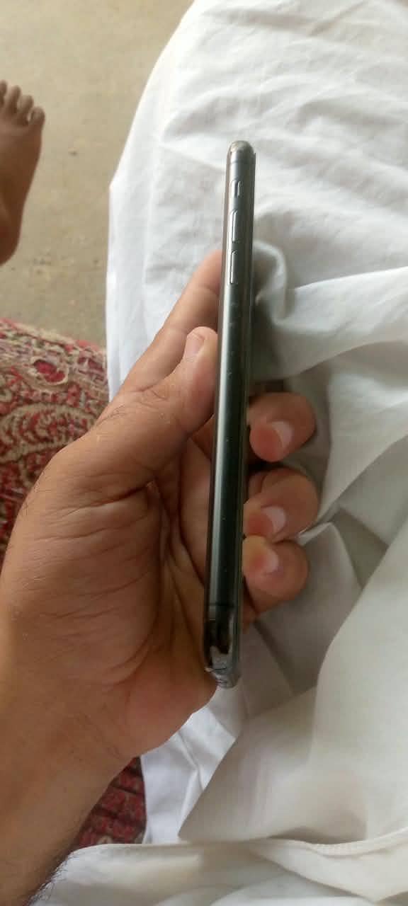 Apple iPhone 11 Pro Max. 3