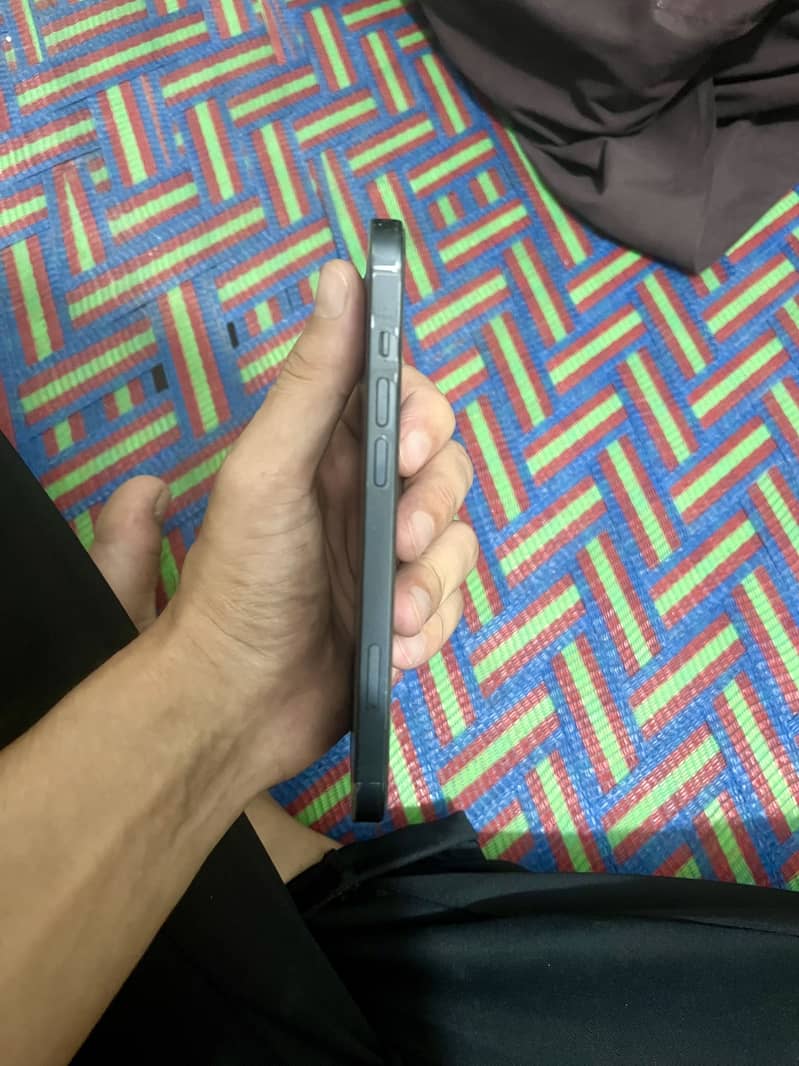 Apple iPhone 13 4