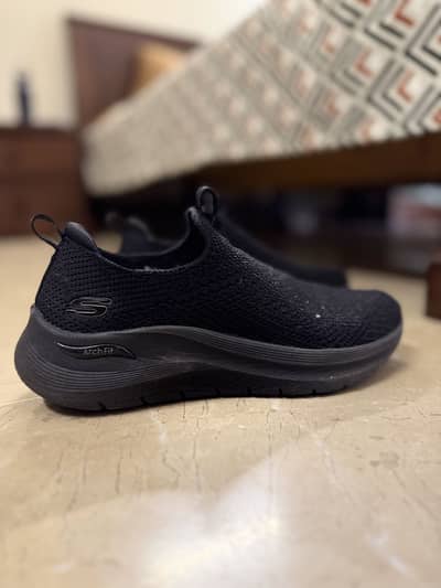 Sketchers walking shoes with air lifted arc