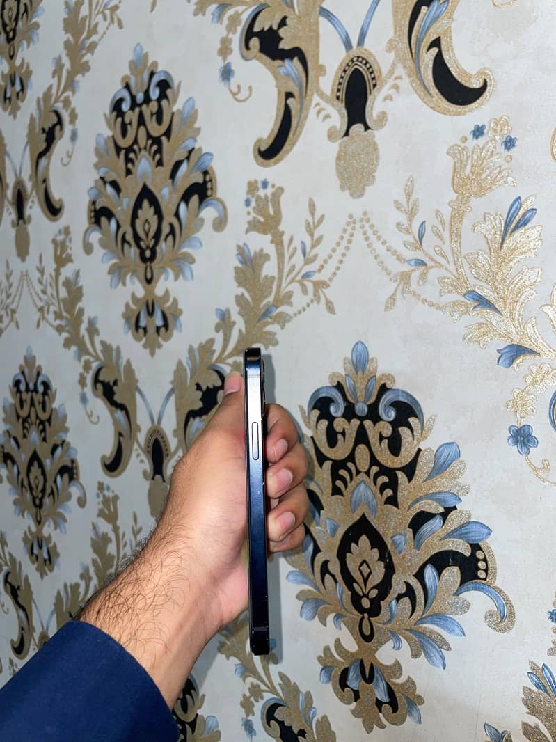 Apple iPhone 12 4