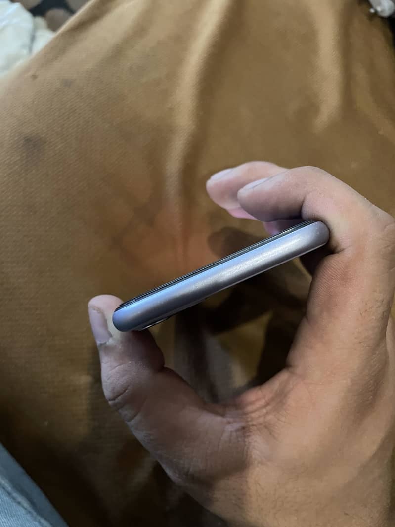 Apple iPhone 11 3