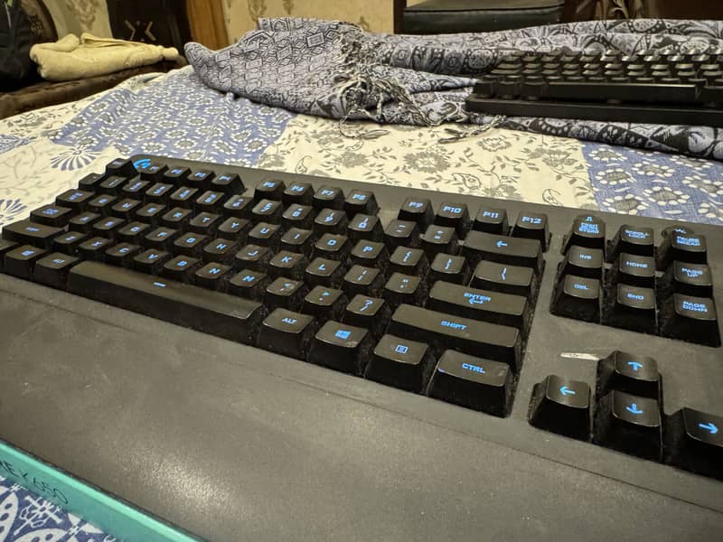 Logitech G213 1