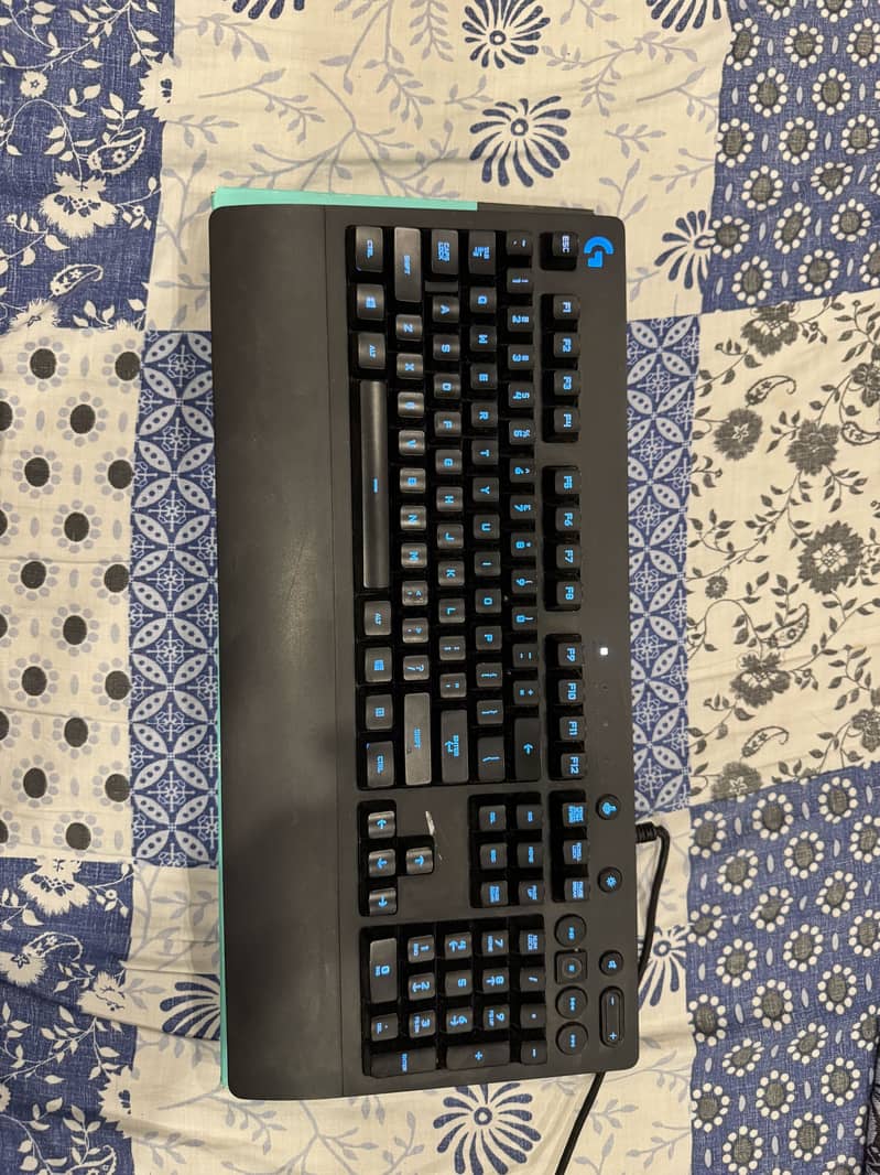 Logitech G213 2