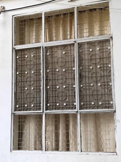 Iron Windows with Safety Grills (8 Pieces)