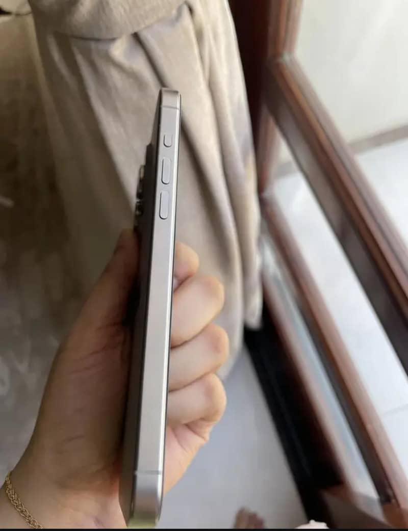 Apple iPhone 15 Pro Max 2