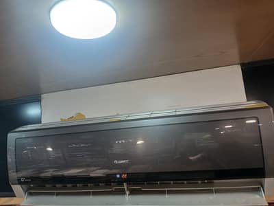 Four pieces Gree inverter ac in very good condition