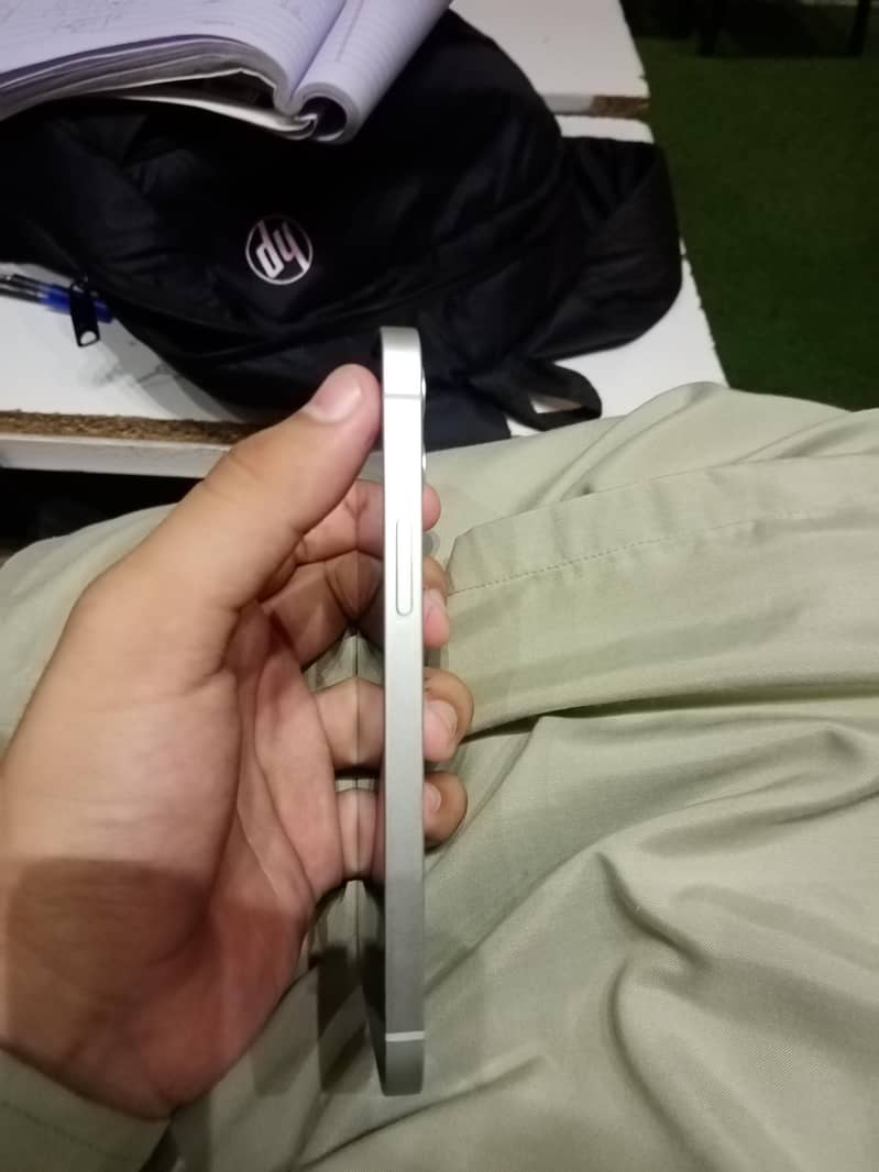 Apple iPhone 12 4