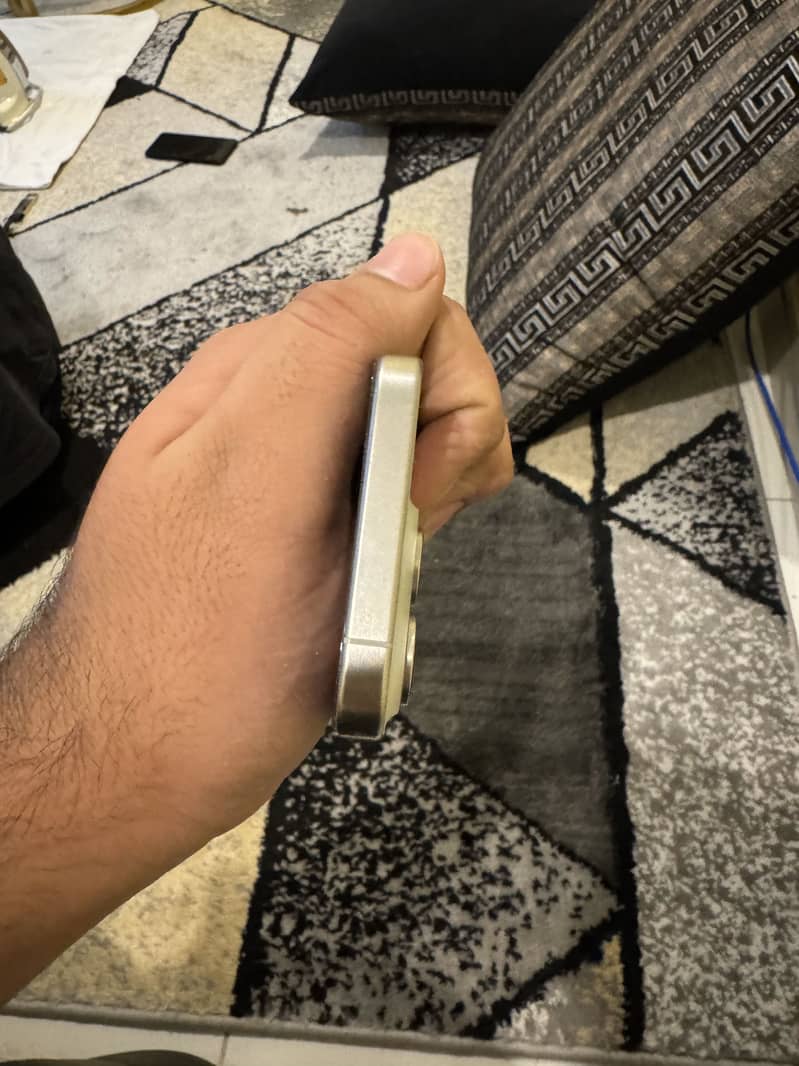 Apple iPhone 15 Pro 3
