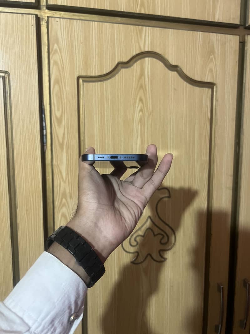Apple iPhone 12 4