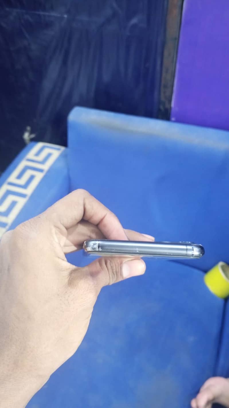 Apple iPhone 11 Pro Max 4