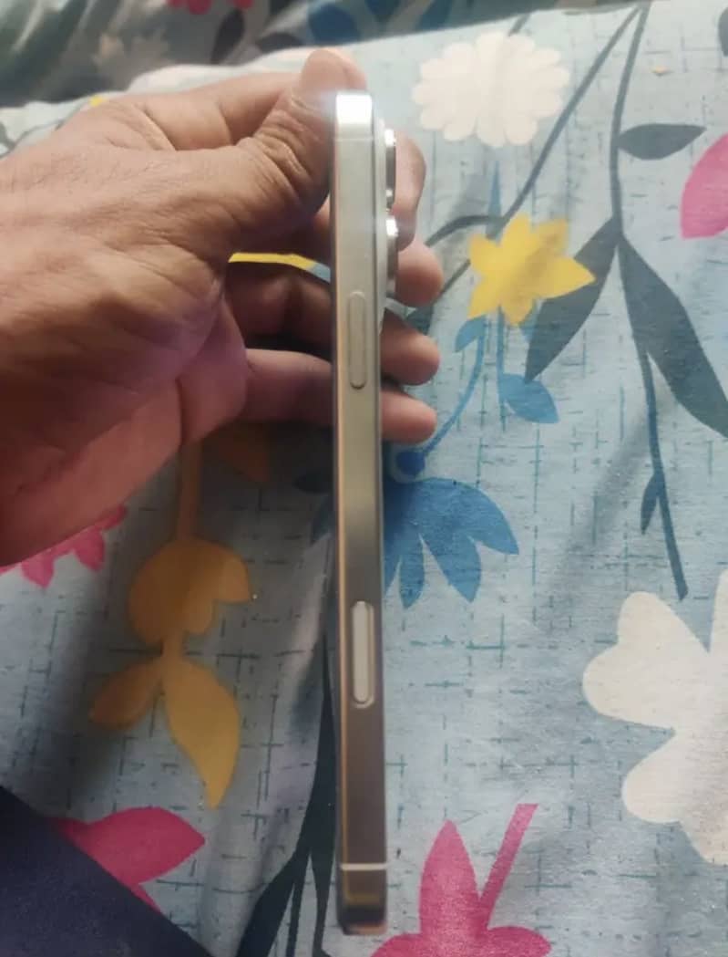 Apple iPhone 16 Pro Max 3